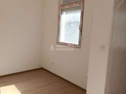 Borča, JNA &ndash; 2,5s stan 49m&sup2; + dvori&scaron;te 30m&sup2;, prizemlje, novogradnja