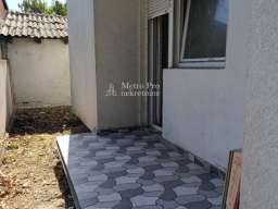 Borča, JNA &ndash; 2,5s stan 49m&sup2; + dvori&scaron;te 30m&sup2;, prizemlje, novogradnja