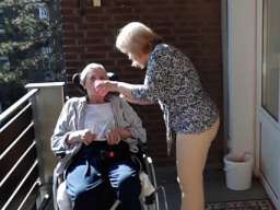 Negovateljica pruža pomoć starim i bolesnim osobama