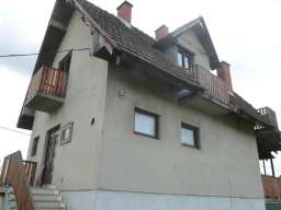 Useljiva kuca sa 6.5 ari placa na 3 etaze u Mionici 