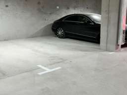 Izdajem garazno mesto nova zgrada dunavska
